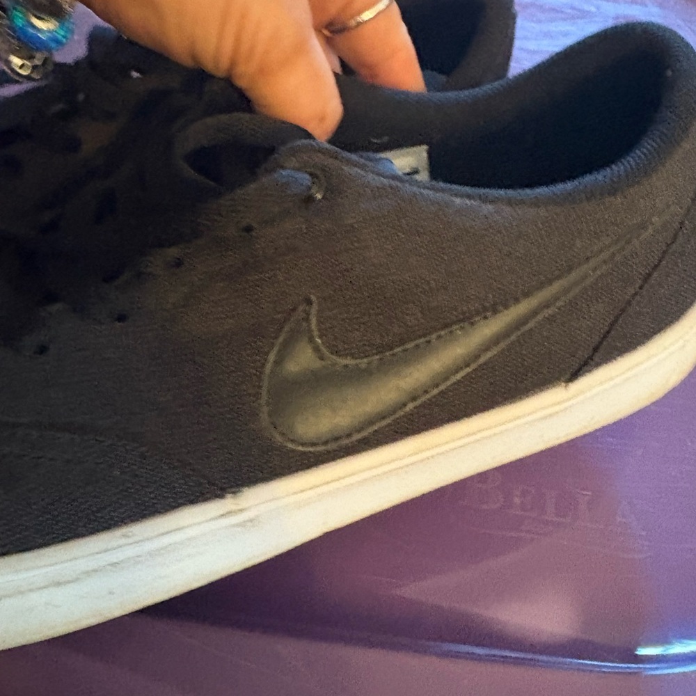 Nike Black and White Sneakers Comfortable Athletic Design - Picture 2 of 6